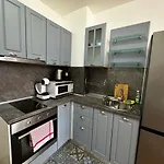 Cozy Duplex In St. John Park Apartment *