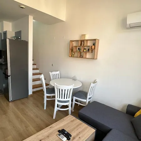 Cozy Duplex In St. John Park Apartment
